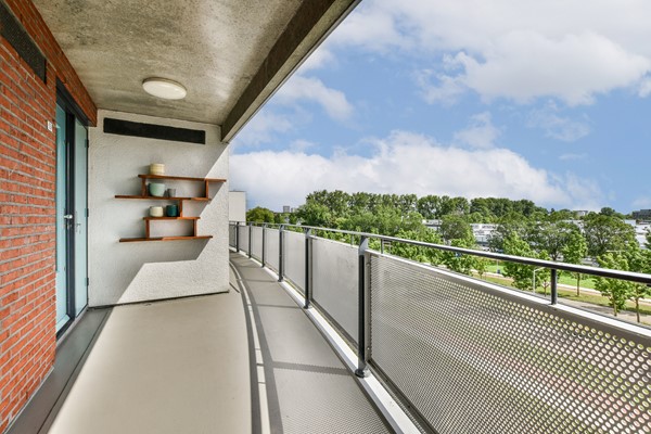 Licht en royaal 3-kamer appartement met vrij uitzicht, heerlijke buitenruimtes en eigen parkeerplek.